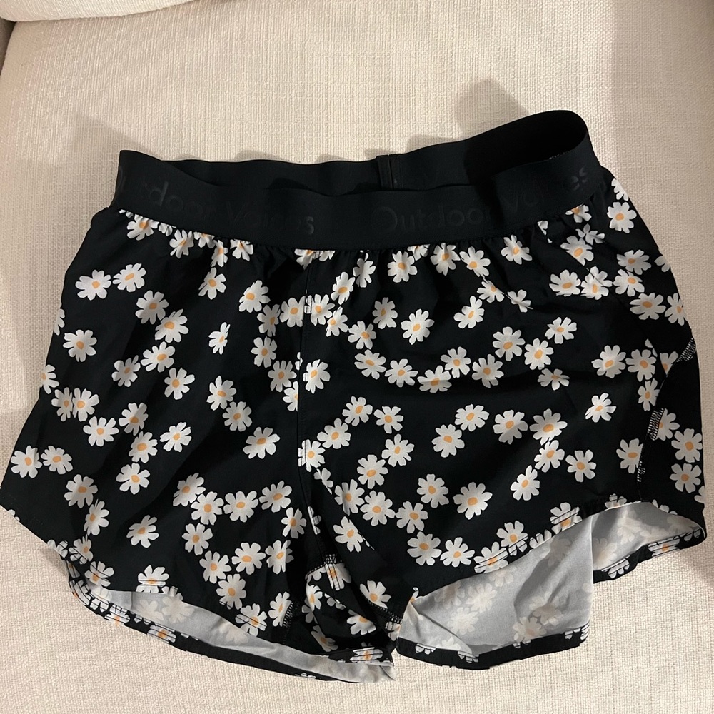 Outdoor Voices Relay Short Daisies